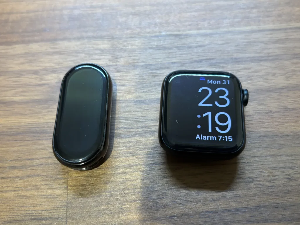 並べたXiaomiのスマートバンドとApple Watch