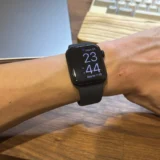 腕につけたApple Watch SE3