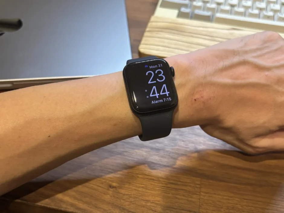 腕につけたApple Watch SE3